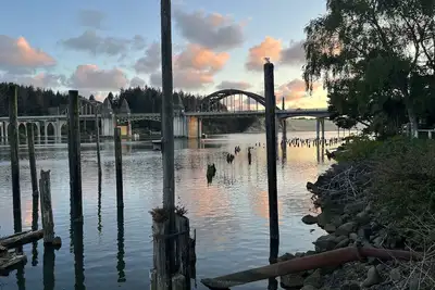 Image de Old Town Cottage in Port of Siuslaw, King Bed