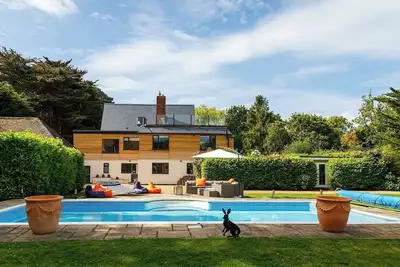 Image de Stunning 5br Home with Pool - 5 min to Beach