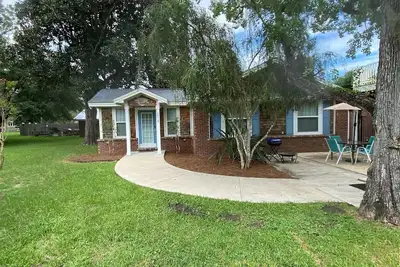 Quiet & Cozy Coastal Cottage, walkable to St. Marys waterfront