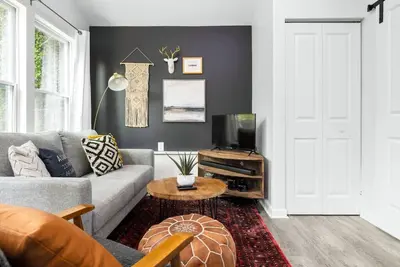 Image de Living Big in Super Stylish Atl Tiny House