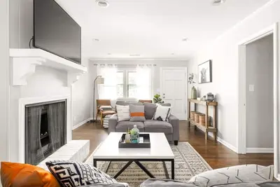 Image de Modern Tech-Savvy Retreat with Stylish Tiny House