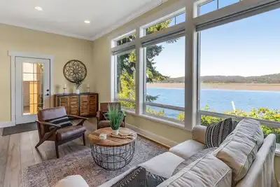 Image de Waterfront home with amazing views & hot tub - public water access 1 mile away