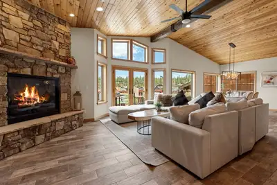 Image de Boulder Bay Chalet Lakefront - Luxury Lakefront, Hot Tub, Pool Table, Foosball, Ping Pong, Lake View