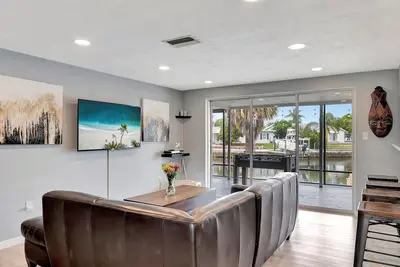 Image de Gorgeous and Peaceful House by the Water