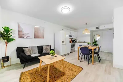 Image de Top Location Condo Near Stadium