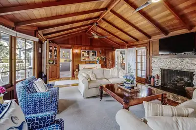 Image de Charme Carmel Beach House! Mise Ă jour long! 1 bloc de la plage!
