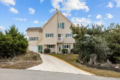 Image de In private community offering tennis courts, pool, and easy beach access!