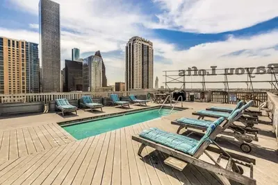 Image de High rise in Houston with Pool Rooftop