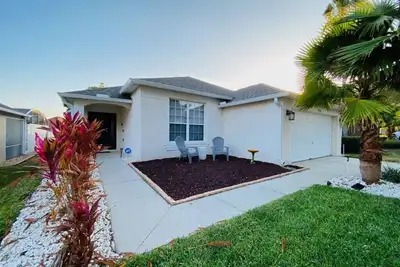 Image de 4 Bedroom South Facing Pool Gem!