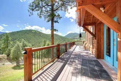 Image de Mountain Liv’n Modern 100% Off-grid Home with Amazing Views