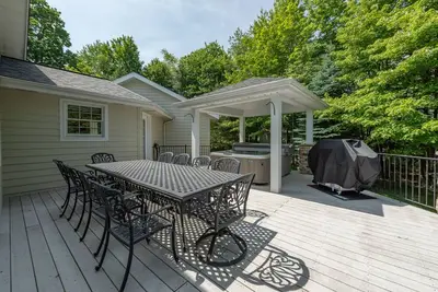 Image de New! Peaceful Pines: Lake Access, Hot Tub, A/C, Fireplace!