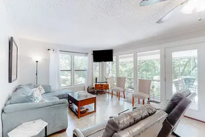 Image de Riverfront home with a dock, central Ac, washer\/dryer, cable, backyard