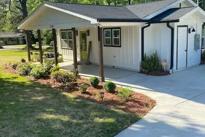Image de Cozy 2-bedroom Farmhouse with parking on premise