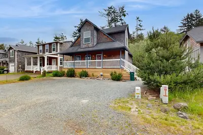 Image de Charming home near coast with firepit, deck, front porch & W/D