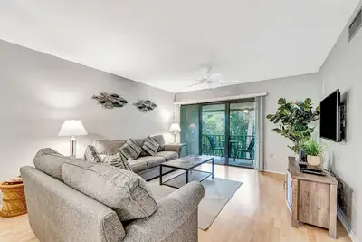 Image de Waterfront condo with pool, WiFi, central Ac, and private W/D