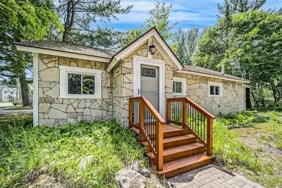 Image de Stone home two blocks from the lake & downtown with gas grill & free WiFi