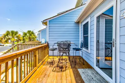Image de Ocean- & sound-view home two blocks from beach with pool & kayaks - dog-friendly