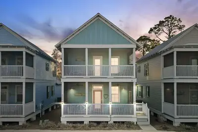 Image de 3 Master Bedrooms, + 1/2 bath, 2 Pools, Hot Tub, Screened Porches w/Swings