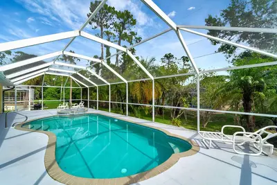 Image de Large, comfy home with pool, spa, washer/dryer, WiFi, central Ac, & patio