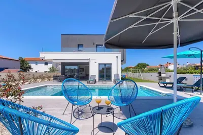 Superbe villa de construction récente de 4 chambres avec piscine privée, à proximité des plages