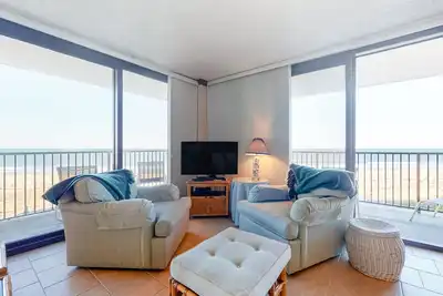 Image de Sea Colony corner condo with ocean views, wraparound balcony, pools, & beach