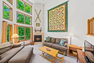 Image de End-unit townhome near skiing and golf with deck, gas fireplace, & washer/dryer