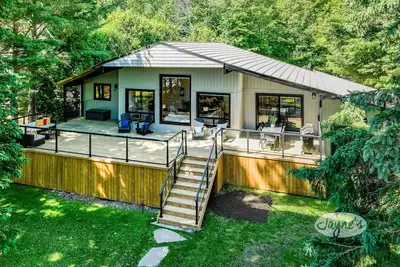 Image de 5 bed 3 bath cottage on Lake Muskoka, Level, Shallow, Sandy!