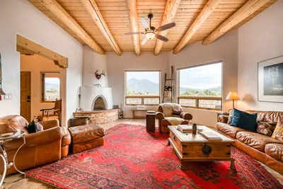 Image de Mountain view home with a fireplace, hot tub, washer/dryer & gas grill