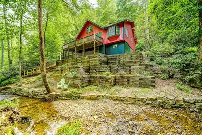 Image de Creekside mountain cabin with firepit, deck, grill, Ping-Pong, and fireplace