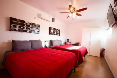 Image de Carmen's Marfa Hotel\/Ruben Room 2 Queen Beds