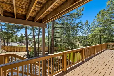 Image de Spacious Flagstaff Lodge | Hot Tub | Sleeps 10