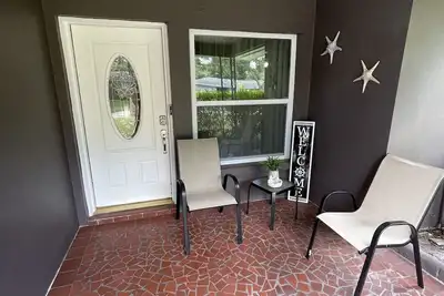 Cheerful 3 - bedroom home with pool