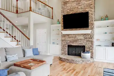 Image de Stunning lakefront home with kayaks, dock, fireplace, game room, & washer/dryer