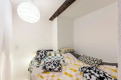 Image de Studio meublé au cœur de la Vieille Ville. À 2 minutes des plages!