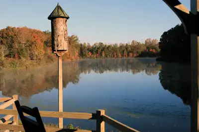 Image de 10 minutes from Vir. Rustic secluded cottage on private 13-acre lake.