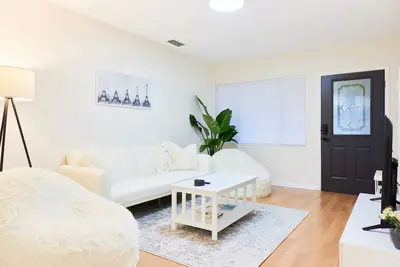 Image de Snowbird-Friendly Home. Minutes to Airport, Midtown & Beach