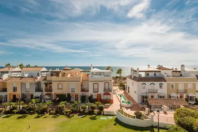Image de Maison en bord de mer avec terrasse, piscine et barbecue à Bahía de Marbella