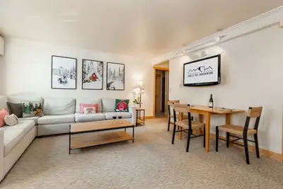 Image de Snow Cabin Condo steps away from Vail Village and Gondola, Hot tubs + Sauna access