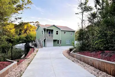 Image de Beach Getaway Heart of E. I. - Dog Friendly Fenced yard, HotTub, FirePit, GameRoom