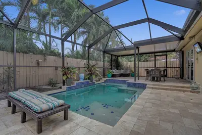 Image de Beautiful Home; Intimate Backyard with Private Pool Sleeps 8!