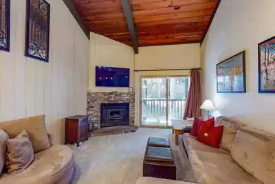 Image de Dog-friendly mountain gem with pool, hot tub, loft & patio - walk to the lift