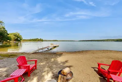 Image de Waterfront cabin with private dock, beach, deck, grill, & firepit - dogs welcome