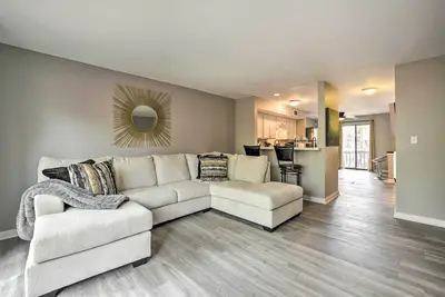 Image de Schaumburg Townhome ~ 30 Miles to Chicago!