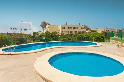Image de Appartement \"Los Delfines Biniforcat\" avec terrasse couverte privée et piscine partagée
