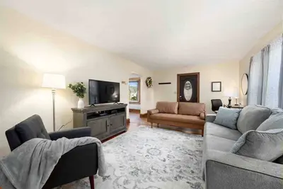 Image de This house is a 3 bedroom(s), 2 bathrooms, located in Oneonta, Ny.