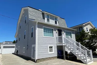 Image de Unique Avalon home. Enjoy some of the history of Avalon years ago. 1st floor consists of a front porch converted into 1 bedroom with 2 singles. Enter to a living and dining area with original hardwood floors throughout, with brick fireplace. Qu