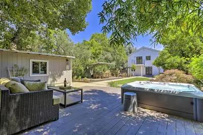 Image de Luxe Wine Country Getaway w\/ Vineyard Views