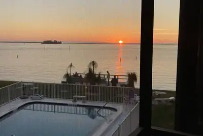 Un petit coin de paradis avec une vue paradisiaque sur l'eau!