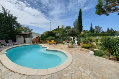 Image de Maison 2 chambres, piscine, clim Ă 2 min du port!
