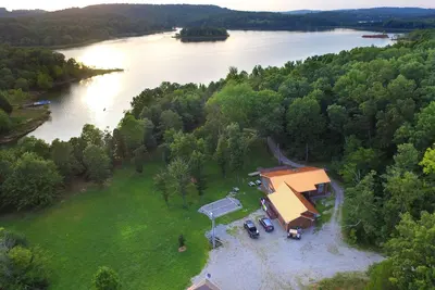 Image de Large Lakefront Home on Rough River Lake Sleeps 23
